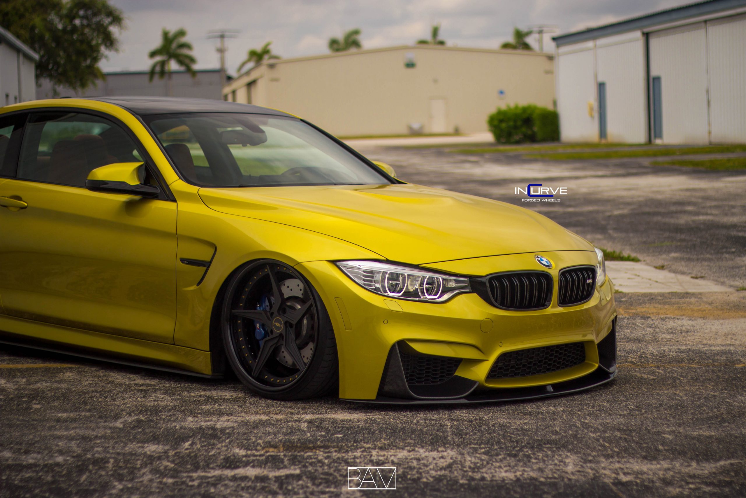 BMW m4 желтая